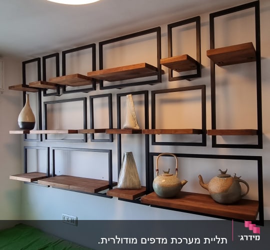 מדפים מעץ ומתכת מותקנים על קיר